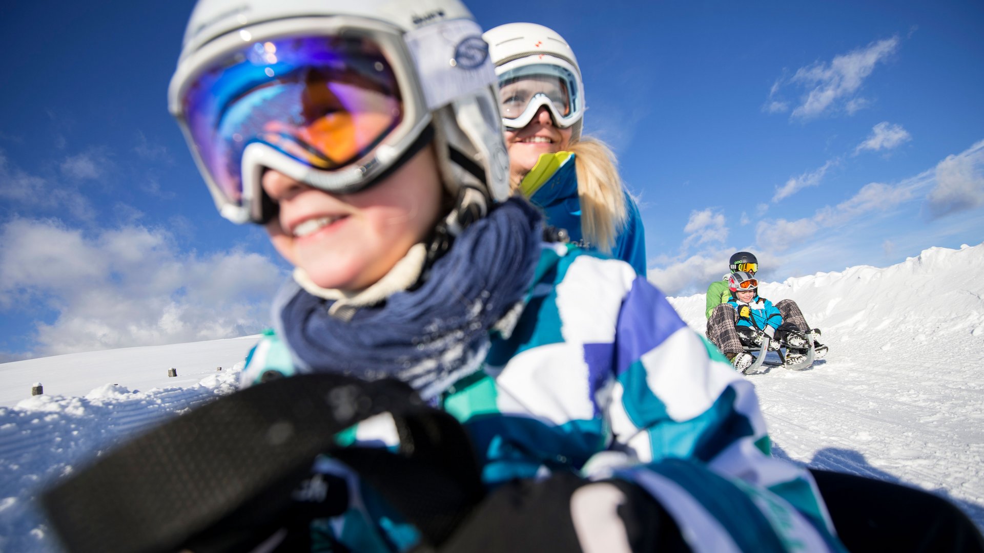 Sáňkování v Terentenu: Nefalšované zimní radovánky Děti a dospělí sáňkují na sněhu za slunečného počasí