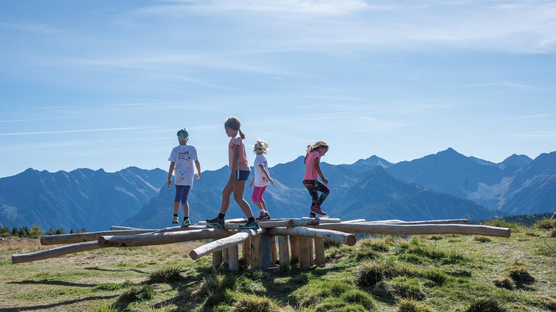 Der Erlebnispark Jochtal Kinder auf einem Holzspielzeug im Jochtal