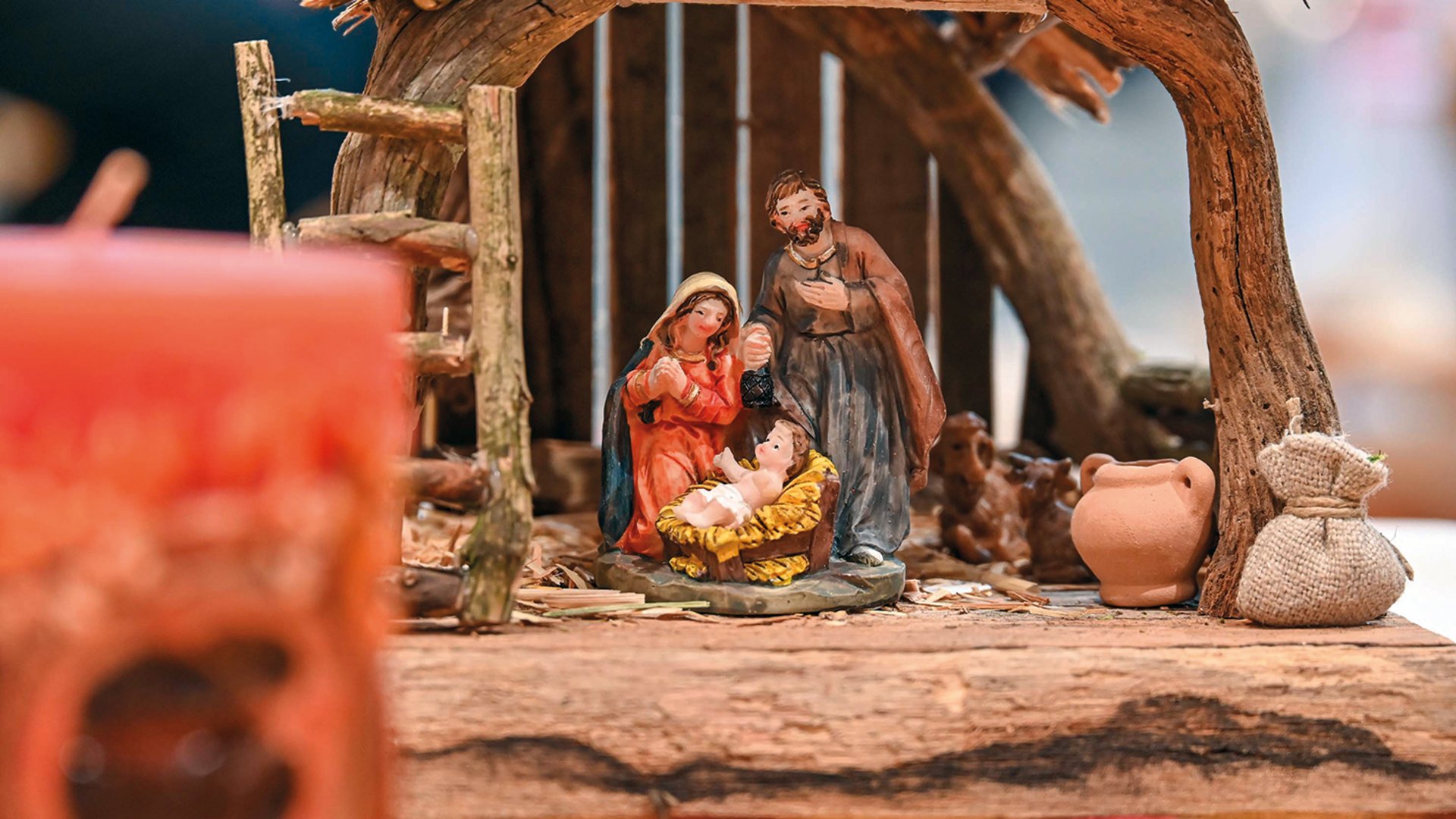 Tearna Advent Krippe mit Figuren von Maria, Josef und Baby Jesus im Holzstall