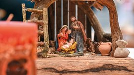 Tearna Advent Krippe mit Figuren von Maria, Josef und Baby Jesus im Holzstall