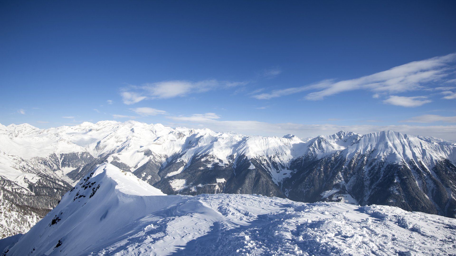 Klimafreundlicher Urlaub in Südtirol Schneebedeckte Berge unter klarem blauem Himmel