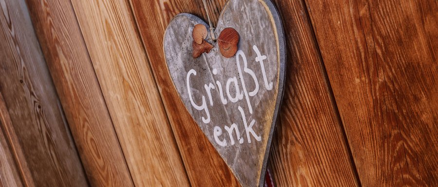 The Gitschberg webcams A wooden heart with the inscription "Griaßt enk"