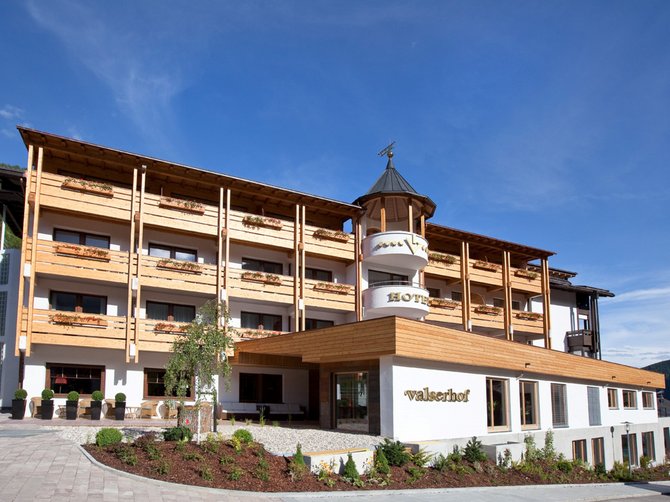 Willkommen in der Ferienregion Gitschberg Jochtal! Hotel Valserhof vor blauem Himmel in den Bergen