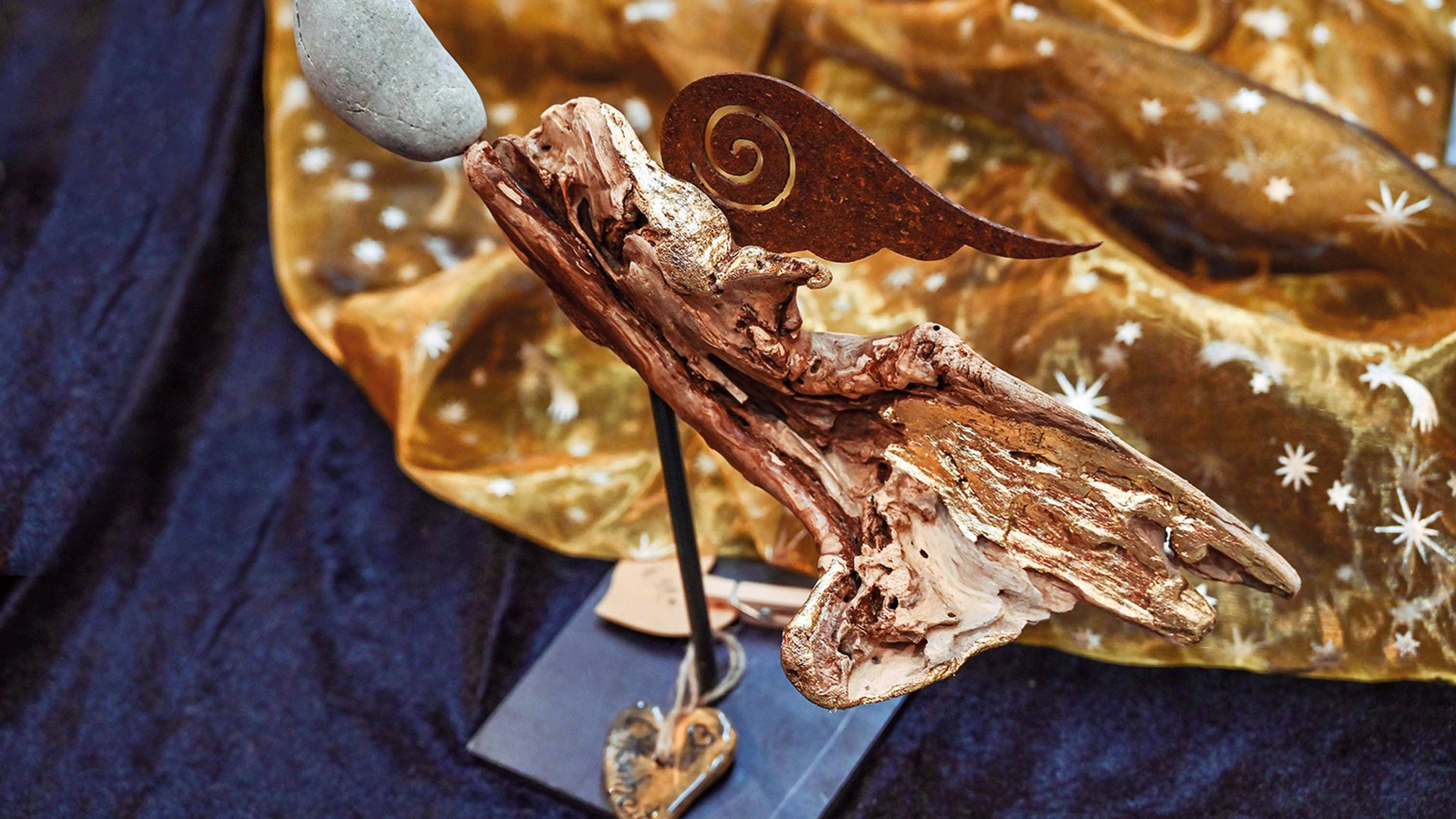 Tearna Advent Kunstwerk aus Holz mit Metallflügel und Stein auf schwarzer Basis