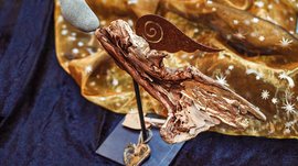 Tearna Advent Kunstwerk aus Holz mit Metallflügel und Stein auf schwarzer Basis