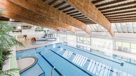 Der Alpinpool in Meransen Schwimmbecken in einem Hallenbad