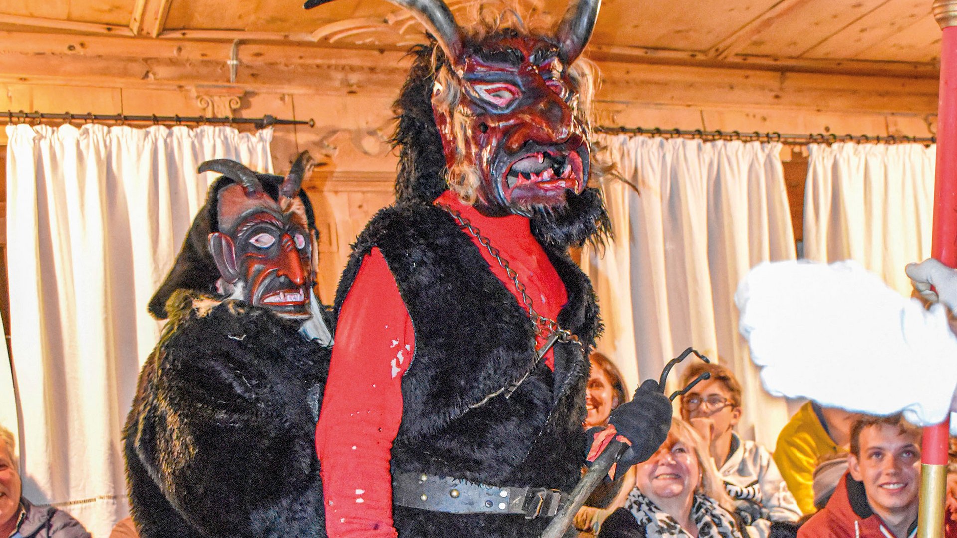 Tearna Advent Zwei verkleidete Personen mit Teufelsmasken und Hörnern bei einer Veranstaltung