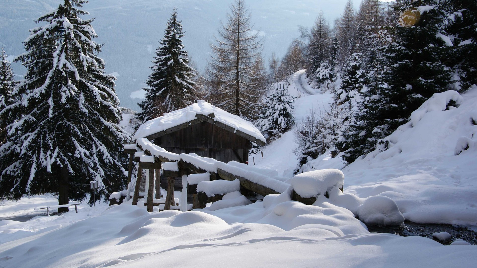 Wandern in Terenten/Pustertal Verschneite Holzhütte und Bäume in winterlicher Berglandschaft