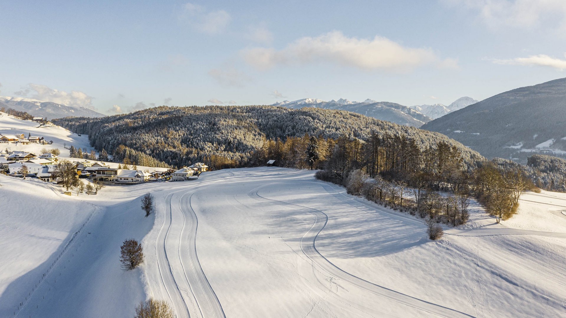 Langlaufen in Terenten Sneeuwlandschap met bergen en bos in de winter