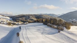 Terenten im Pustertal Verschneite Landschaft mit Bergen und Wald im Winter