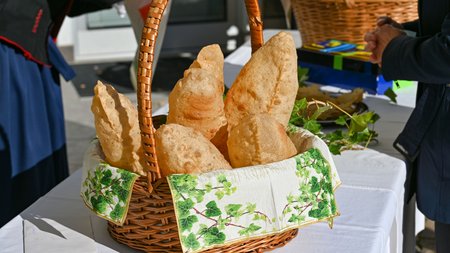 The eco-friendly way to enjoy South Tyrol Basket with traditional fluffy baked breads on a table