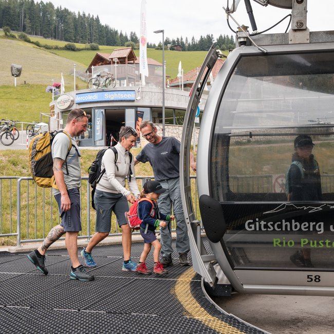 The Almencard: experience South Tyrol like a VIP Family boarding the Gitschberg Jochtal gondola lift
