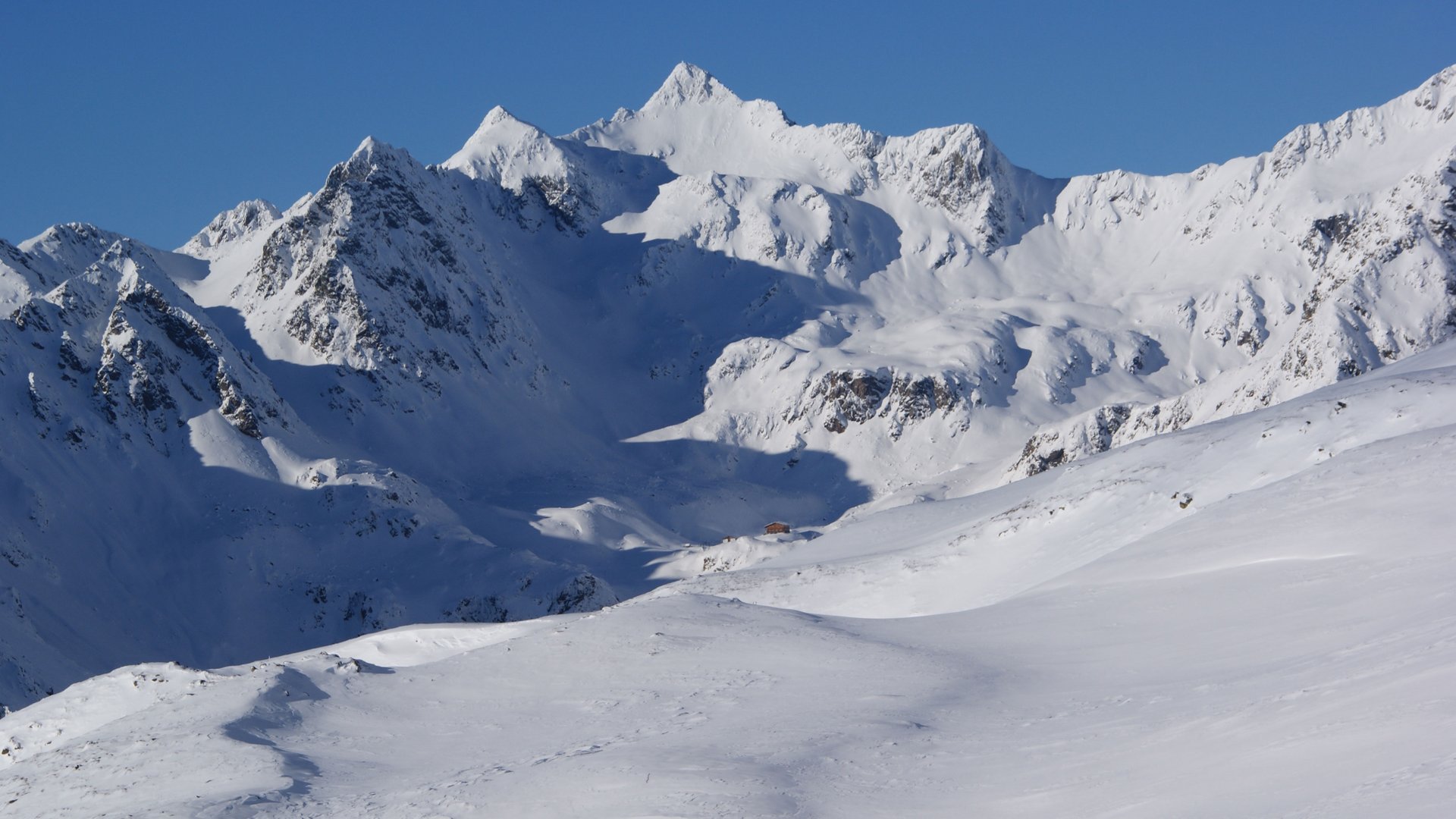 Wandern in Terenten/Pustertal Schneebedeckte Berge unter klarem blauen Himmel