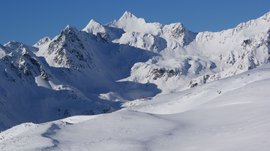 Wandern in Terenten/Pustertal Schneebedeckte Berge unter klarem blauen Himmel
