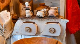 Tearna Advent Verschiedene geschnitzte Holzartikel und Skulpturen auf einem Tisch