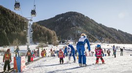 Lyžařská oblast Gitschberg Jochtal Děti se učí lyžovat na zasněženém začátečnickém svahu s instruktory