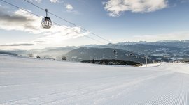 Lyžařská oblast Gitschberg Jochtal Prázdný sjezdovka s gondolovou lanovkou a horami v pozadí