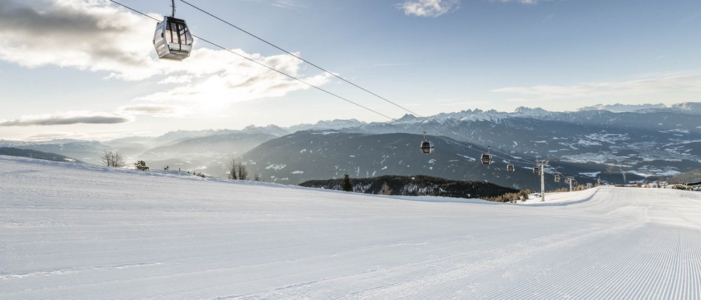The Gitschberg webcams Empty ski slope with gondola lift and mountains in the background
