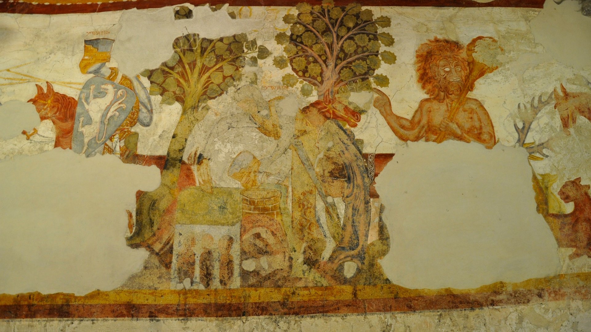 Mächtig und erhaben: Schloss Rodenegg Das Bild zeigt ein altes, teilweise beschädigtes Wandgemälde. Es stellt eine Szene mit einem Ritter in Rüstung, einem Baum und einer mythologischen Figur mit rotem Haar dar. Die Farben sind verblasst, und einige Teile des Gemäldes fehlen.