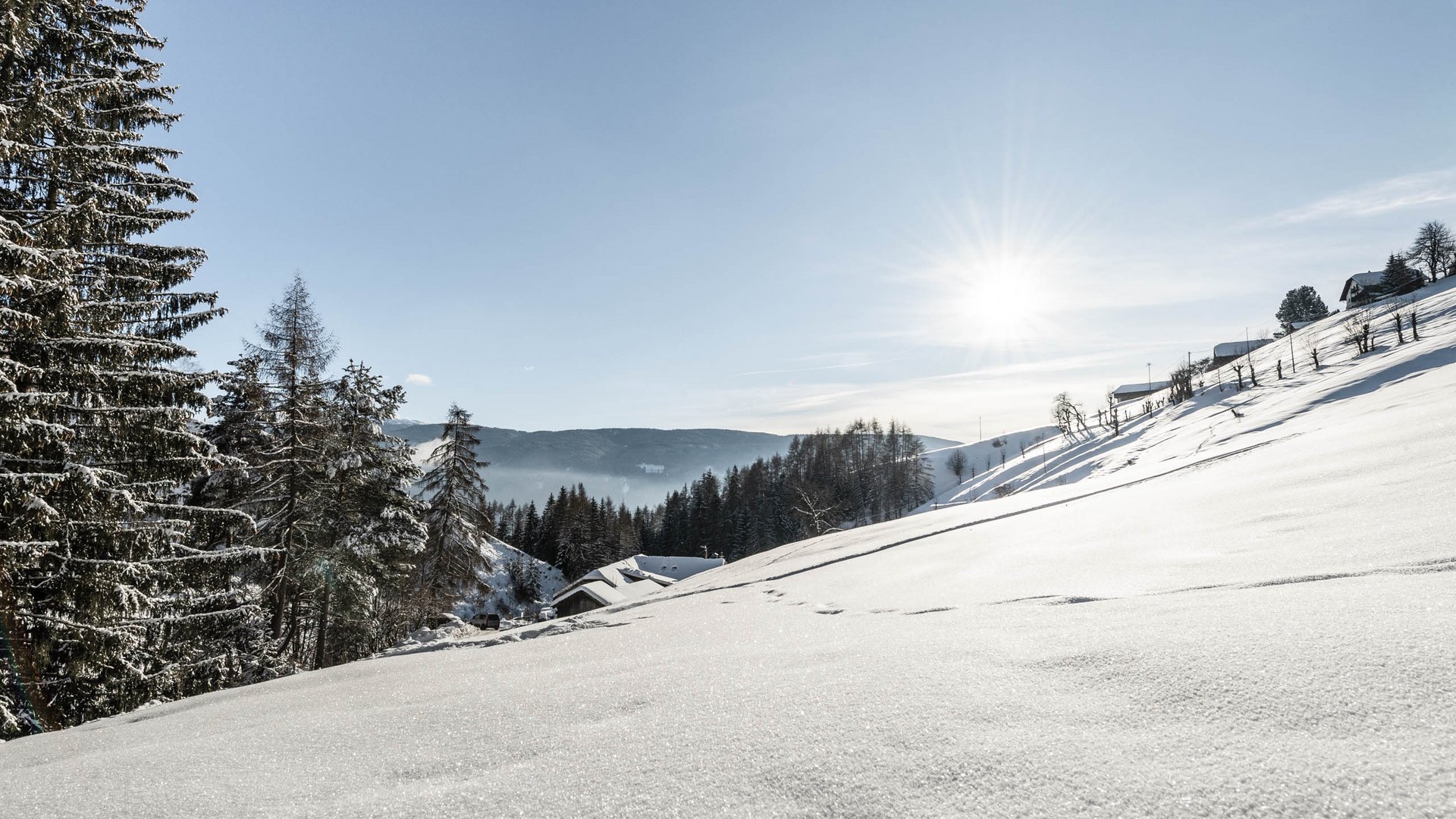 Terenten im Pustertal Verschneite Winterlandschaft im Sonnenlicht mit Häusern und Tannenbäumen