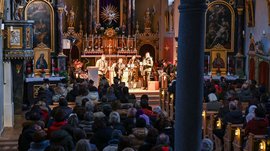 Tearna Advent Musikgruppe spielt vor einem großen Publikum in einer Kirche