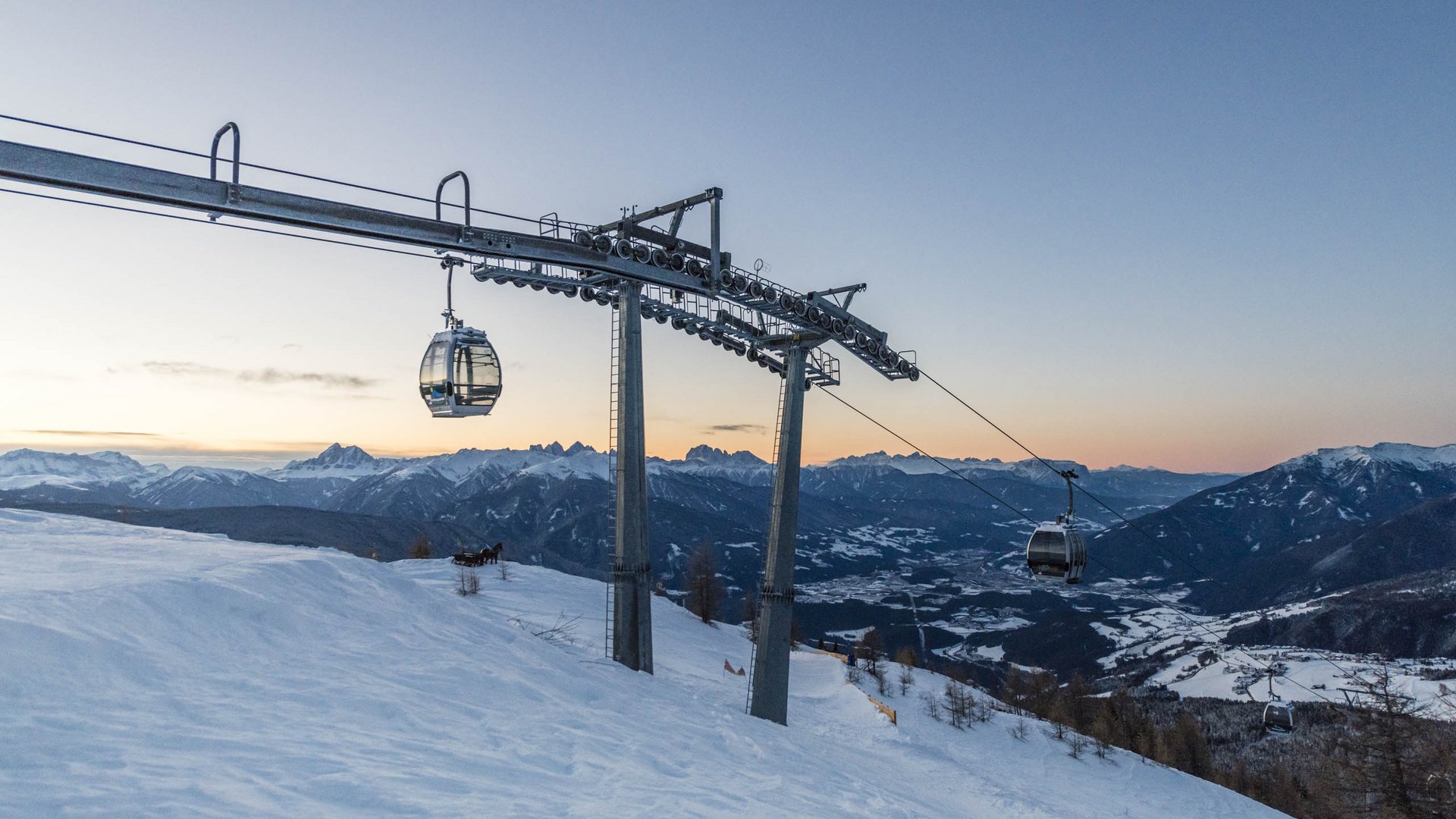 50% Advent-Special Seilbahn bei Sonnenuntergang über verschneiten Bergen