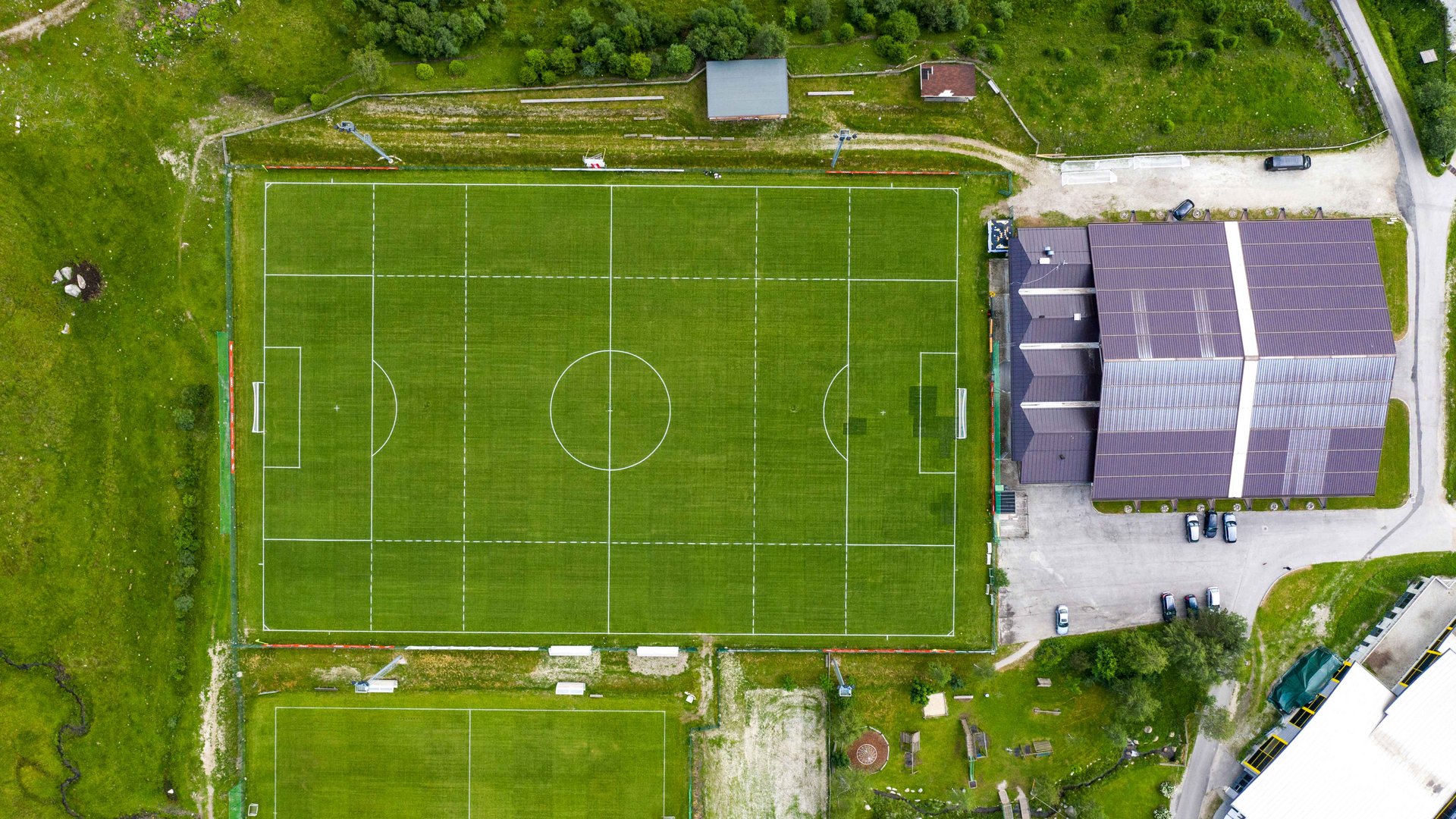 Trainingslager Bologna FC 1909 Man sieht zwei Fußballplätze von oben. Einen großen und einen kleinen. Um die Plätze herum ist eine Grünfläche.