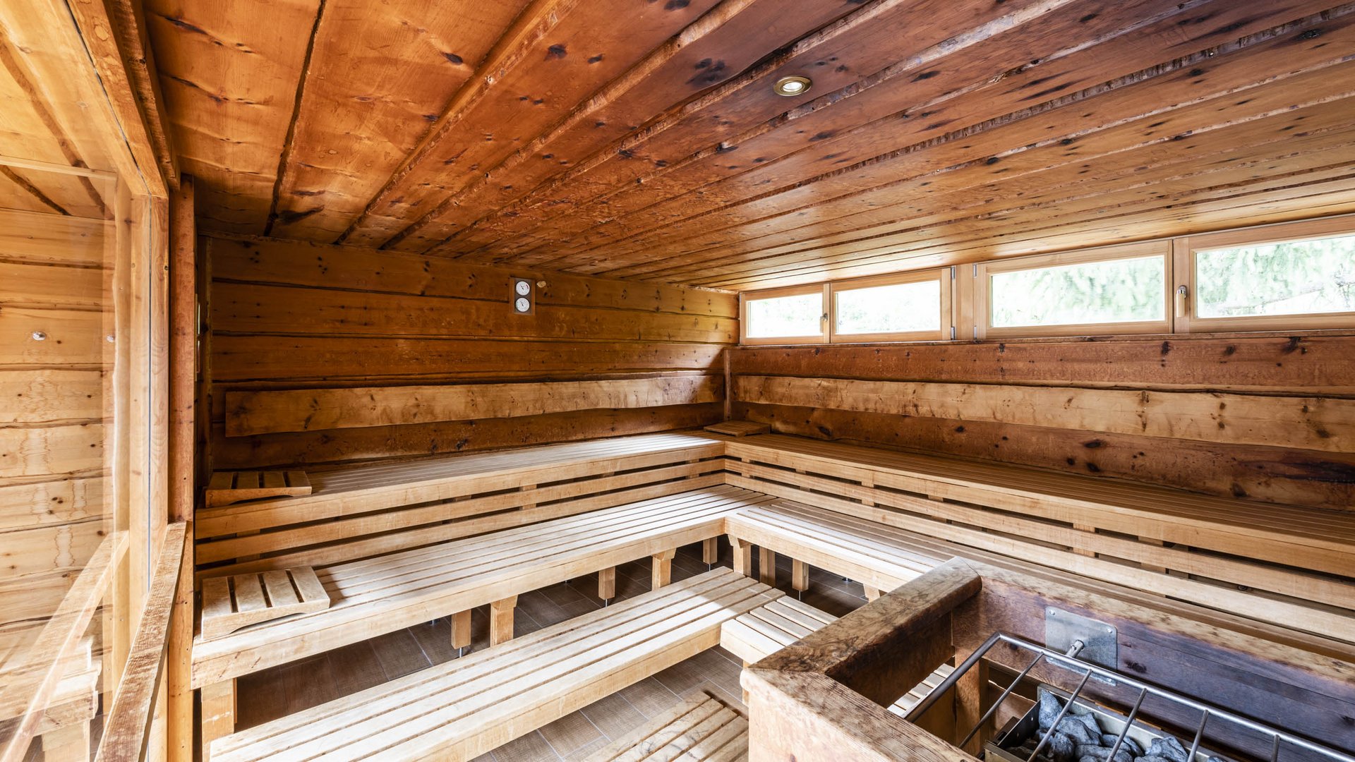 Der Alpinpool in Meransen Sauna mit Holz verkleidet