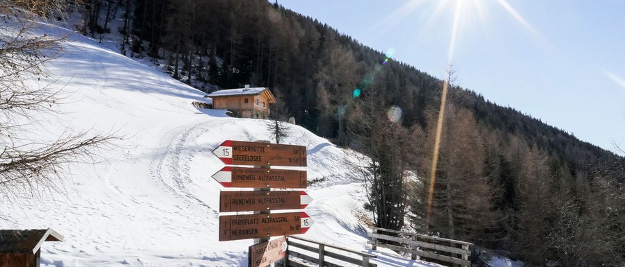The Gitschberg webcams Hiking signpost in snowy Alpbach valley with mountain and bright sun