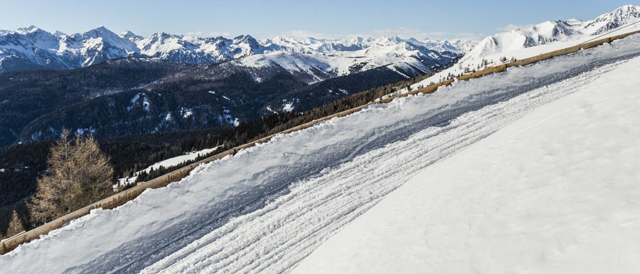 The Gitschberg webcams Snow-covered ski slope with mountain view and clear sky