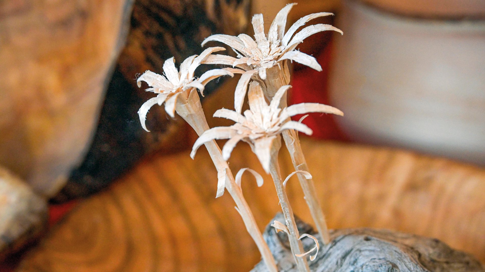 Tearna Advent Drei geschnitzte Holzblumen auf einem Stück Holz