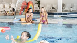 Der Alpinpool in Meransen Spielende Kinder in einem Schwimmbecken